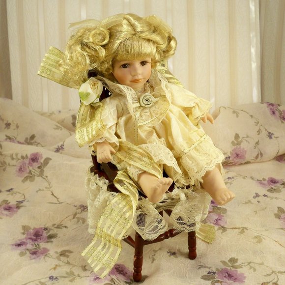 Collector"s Choice *Doll In Chair - Picture 1 of 7
